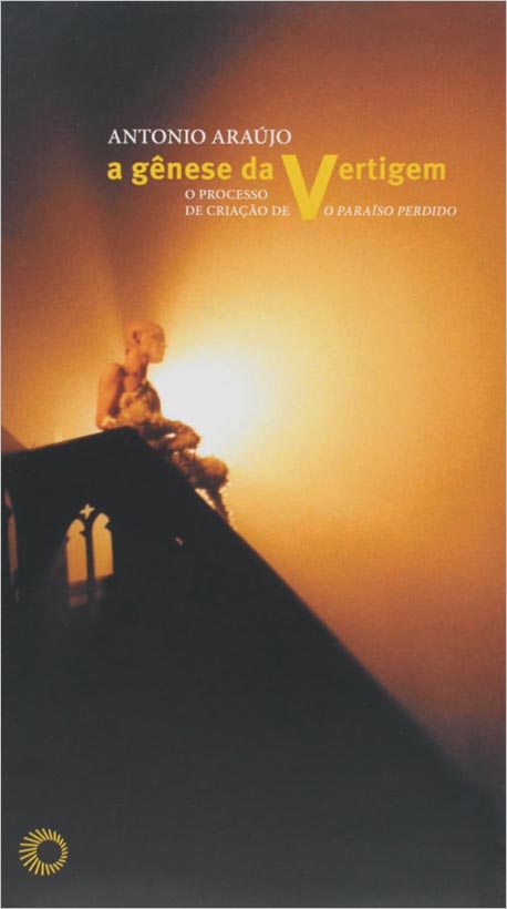 Uma pessoa está sentada em um parapeito sob uma iluminação amarela e quente. A capa diz Antonio Araújo - A Gênese da Vertigem: O Processo de Criação de O Paraíso Perdido.