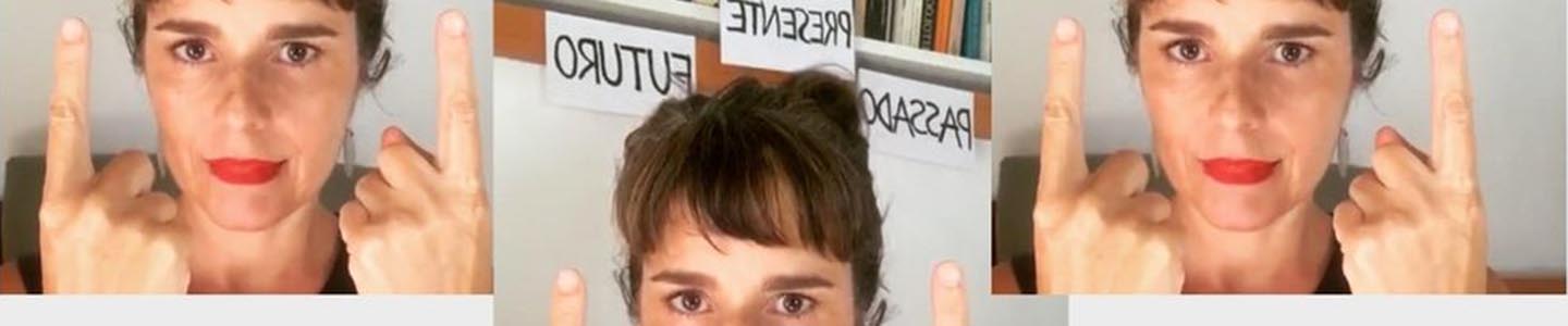 Uma pessoa com cabelo curto e batom vermelho está parada em frente a um quadro branco com as palavras PRESENTE, PASSADO e FUTURO escritas nele. Ela aponta com seus dedos indicadores para cima. A imagem é repetida três vezes em um formato de colagem.