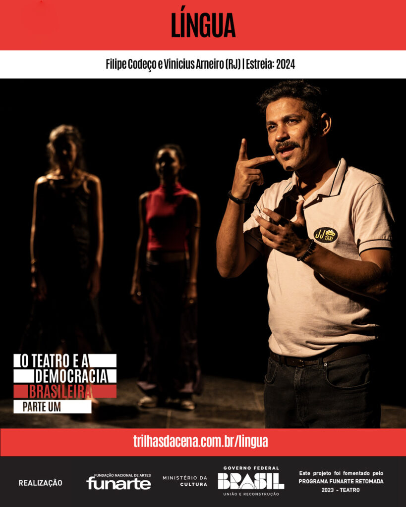 Um homem gesticula no palco com duas mulheres desfocadas ao fundo. A cena é parte de um espetáculo teatral. O texto acima diz "Língua" com detalhes sobre o espetáculo. Sobre a imagem está o logo do projeto "O teatro e a democracia brasileira". Abaixo, o endereço da página do espetáculo no site Trilhas da Cena, além da barra de logos dos realizadores do projeto. A foto é de Renato Mangolin.